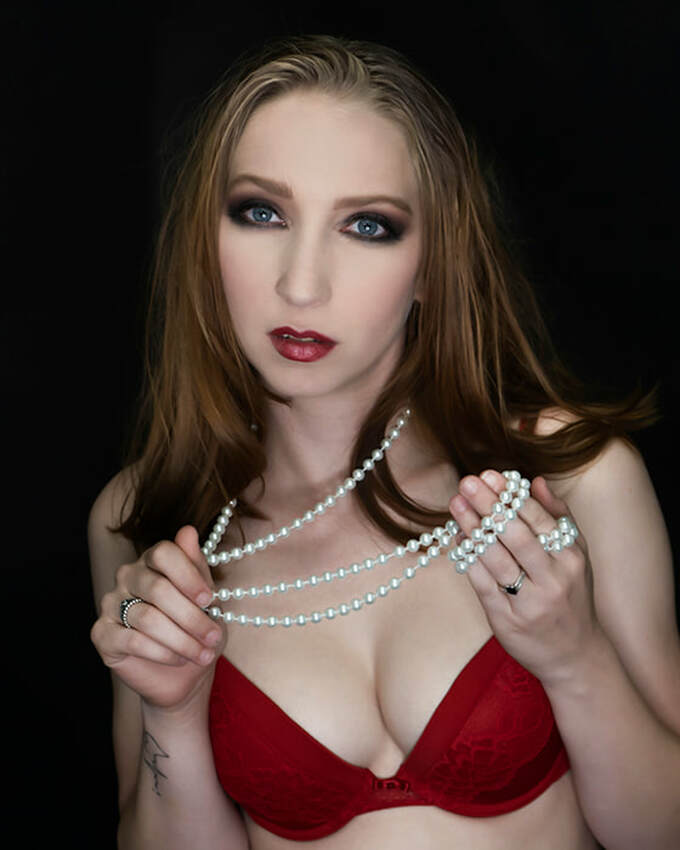 Boudoir picture with pearls